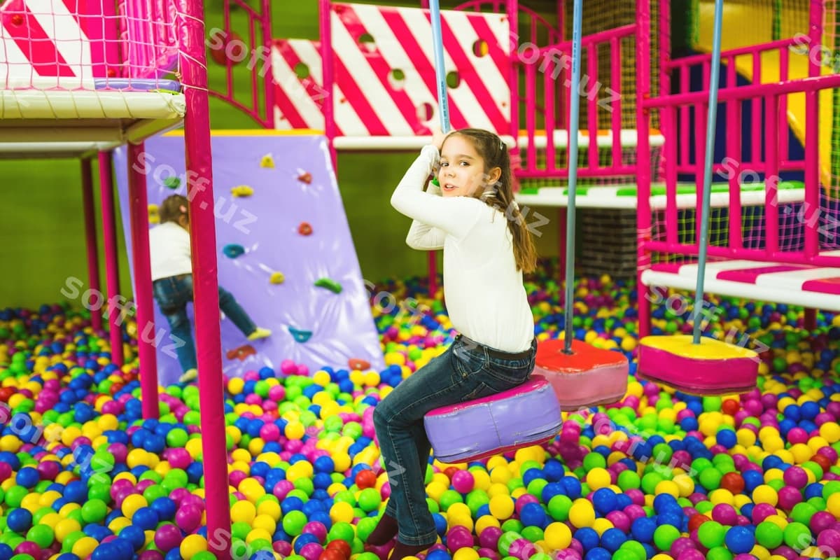 Ikki bolak o'yin xonasida kulishmoqda | Two kids having fun playroom