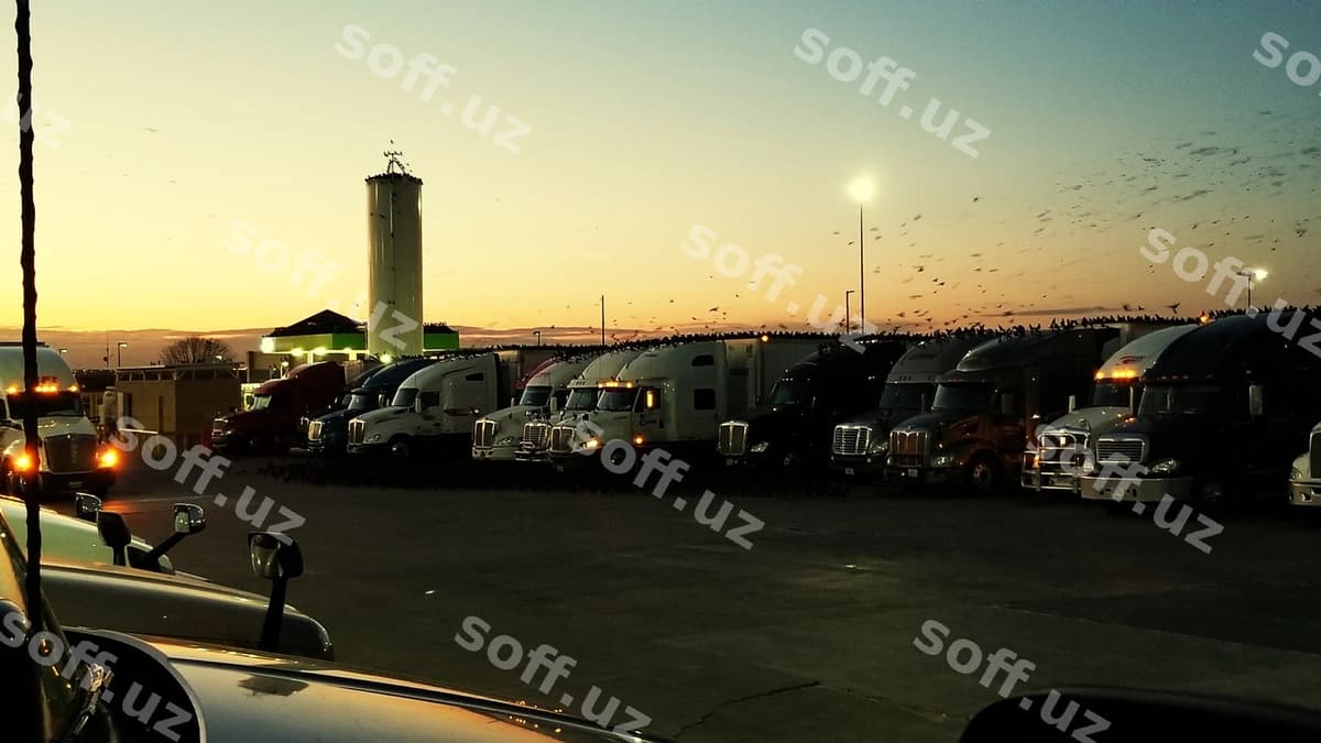 Osmon quyosh botishi qarshisida furgonlar to'xtash joyi | Vans parking lot against sky sunset