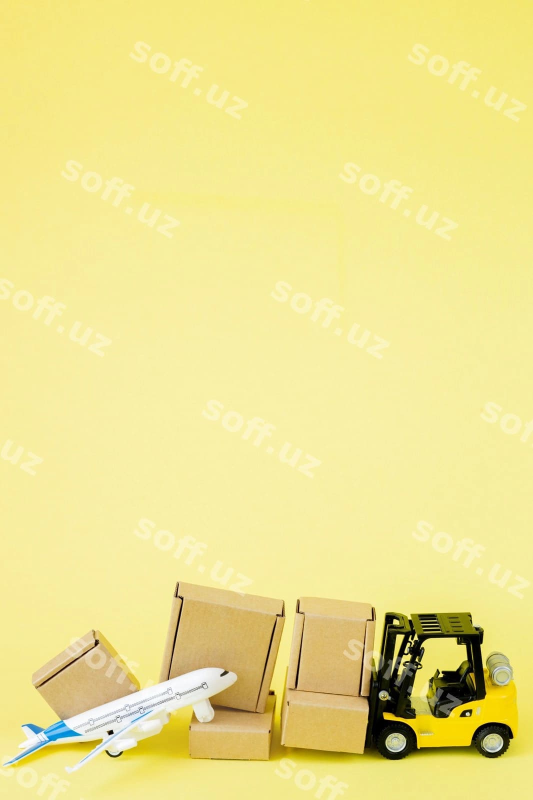 Samolyotni sariq devorga ko'ring | View airplane against yellow wall