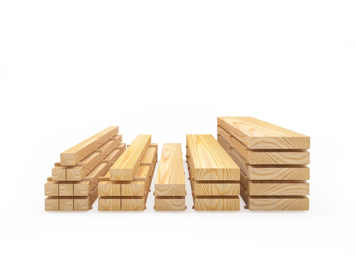 Yog'ochdan yasalgan taxtalar qoziqlar bilan o'ralgan | Wooden boards stacked piles