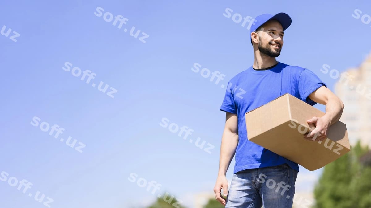 Yosh erkak yetkazib berish paketini ko'tarib borayotgan | Young man carrying delivery parcel