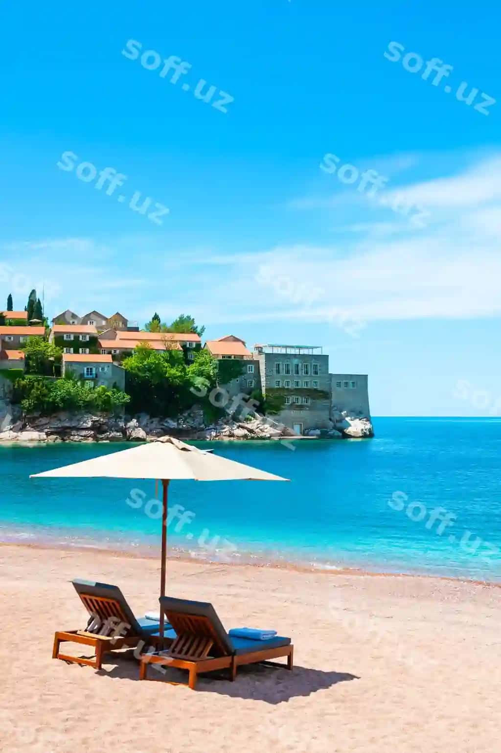 Chaise lounga g'mish bilan poyabda Sveti Stefan Budva yonida, Chiliston, hashamatli resurs, Adriatik dengizi | Chaise lounge with umbrella beach sveti stefan near budva montenegro luxury resort adriatic sea