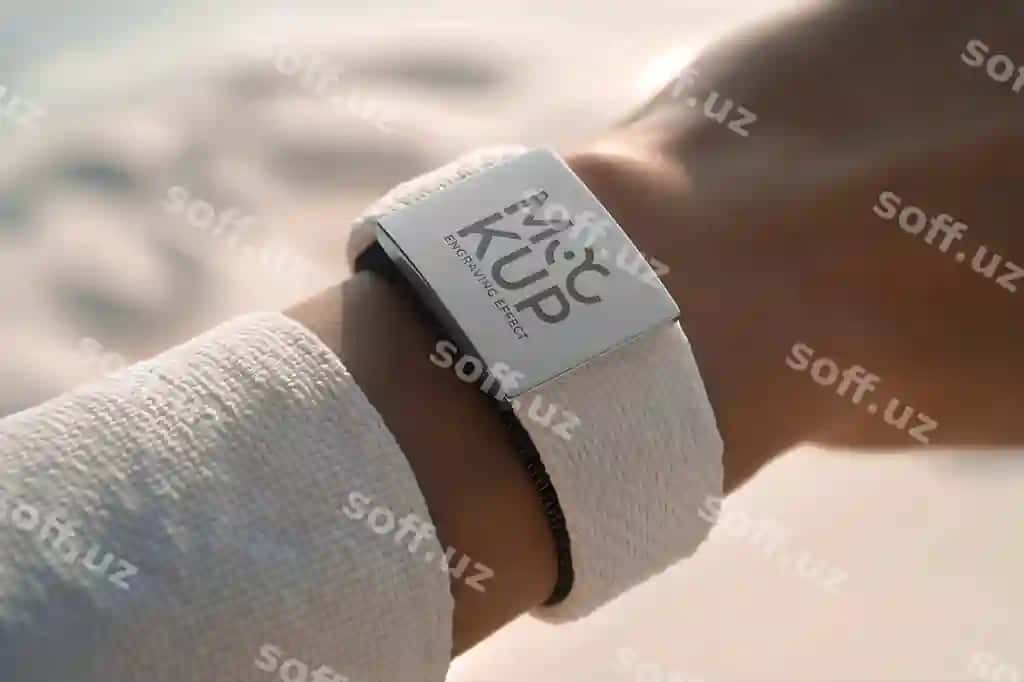 Model go'zal bilezik kiyayotgan | Model wearing beautiful bracelet