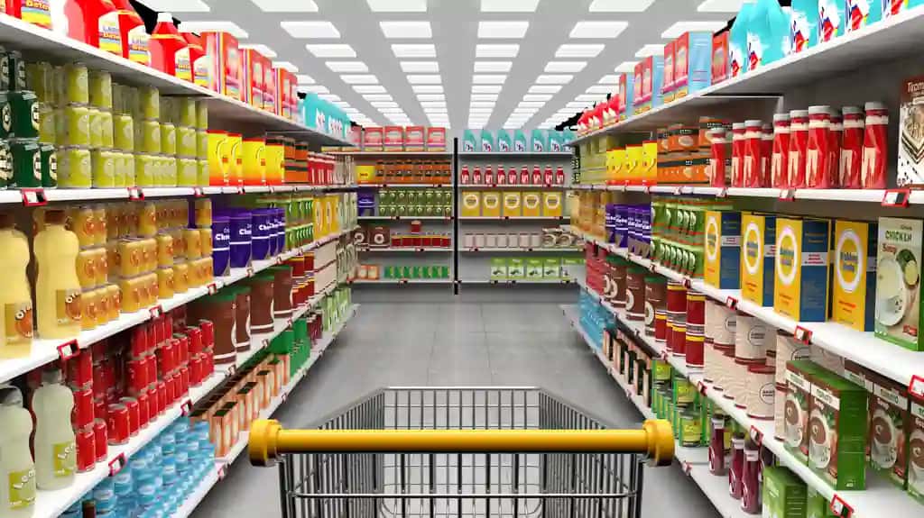 Supermarket interyeri javonlar bilan to'la turli xil mahsulotlar bo'sh trolleybus savat | Supermarket interior with shelves full various products empty trolley basket