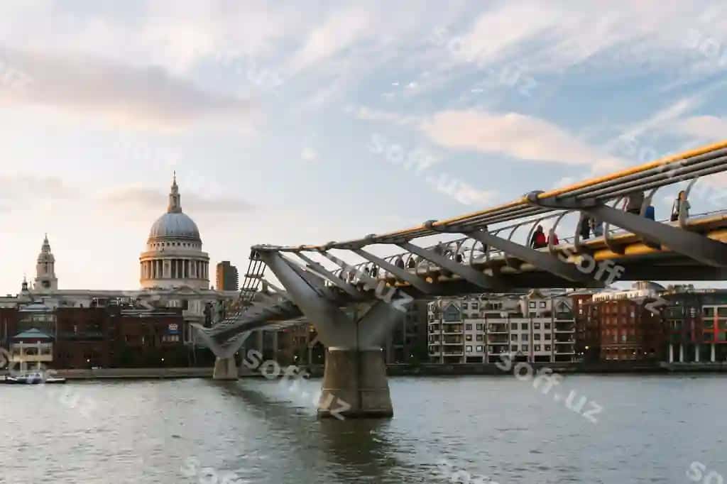 Pavlov katedrasining yonidagi ko'prik osmon qarshi | Bridge by st paul cathedral against sky