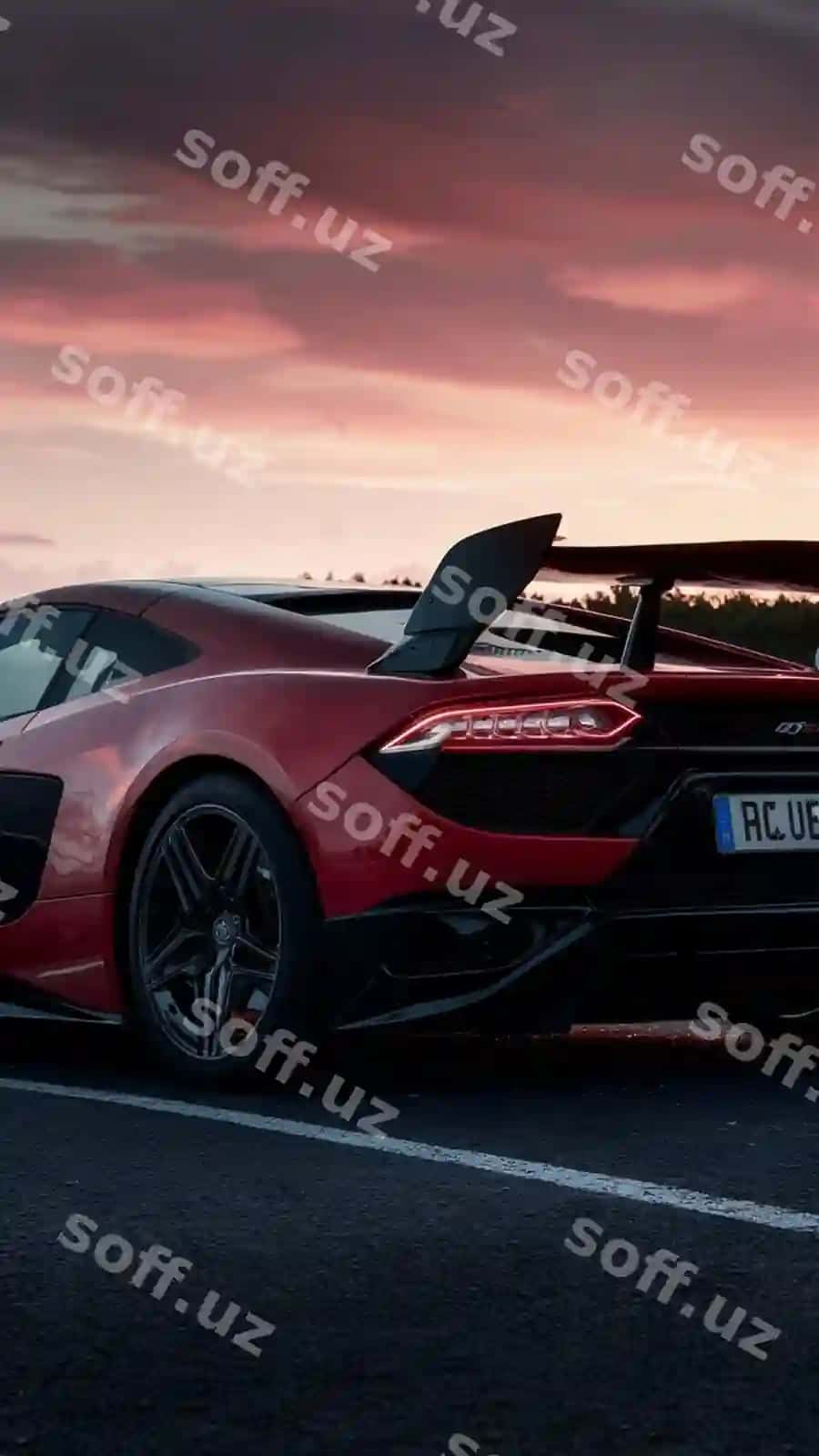 Qizil sport avtomobil, deysiki, blue b degan raqamli tablo bilan. | Red sports car with license plate that says blue b