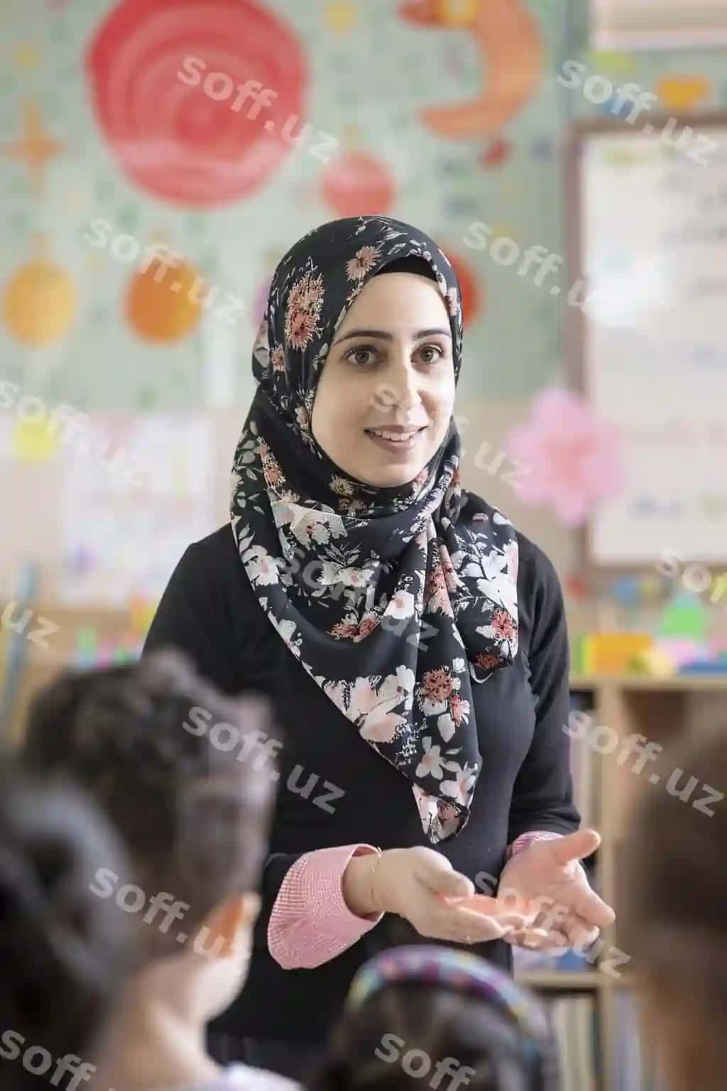 Maktabgacha yoshdagi bolalar stolini o'rgatayotgan ayol | Woman teaching preschoolers table