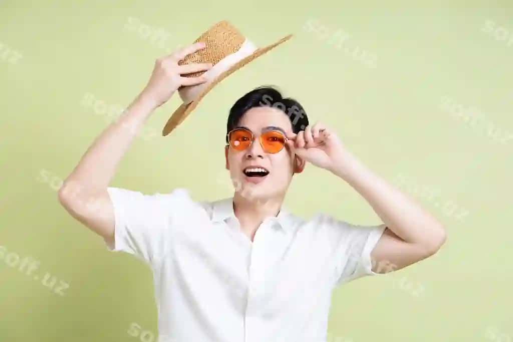 Yashil fonda yosh osiyolik erkakning surati | Photo young asian man green background