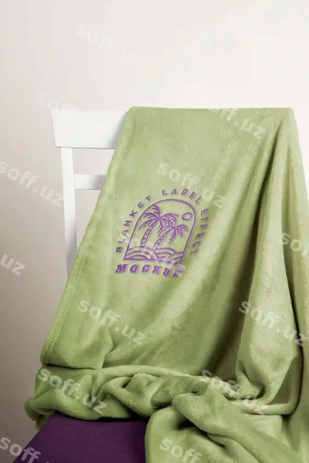 Yumshoq peshon oyna qilingan logotipdagi namuna | Soft blanket with embroidered logo mock up