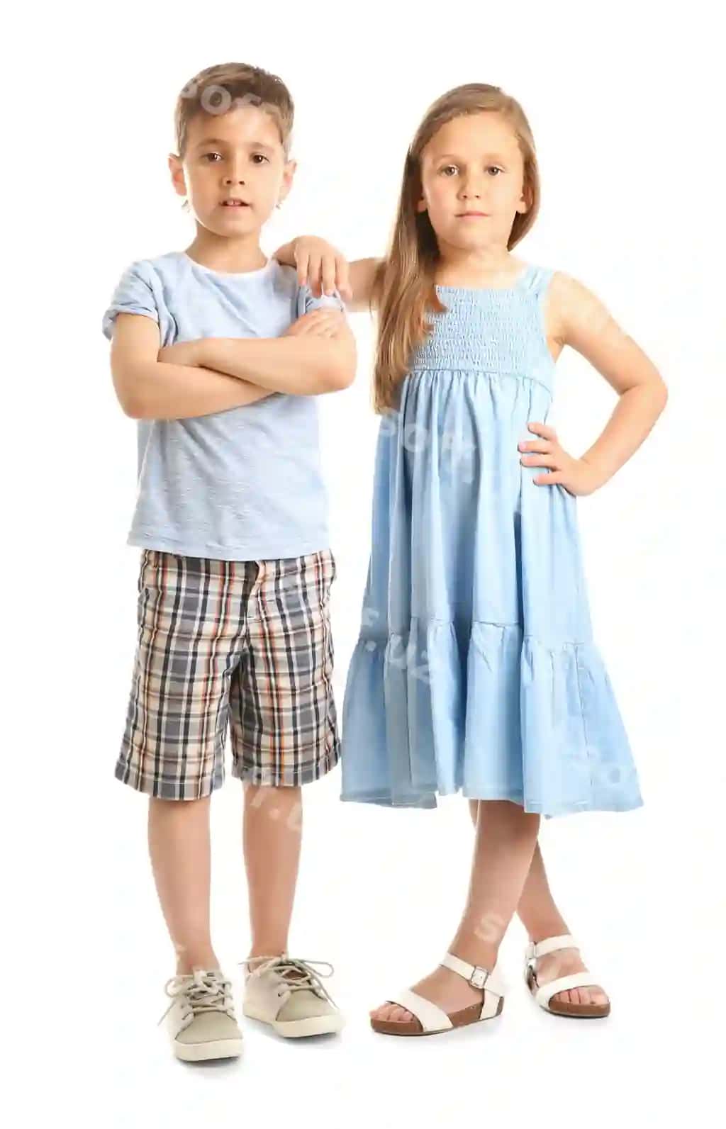 Bolalar kichik do'stona ajralgan oq | Small friendly kids isolated white