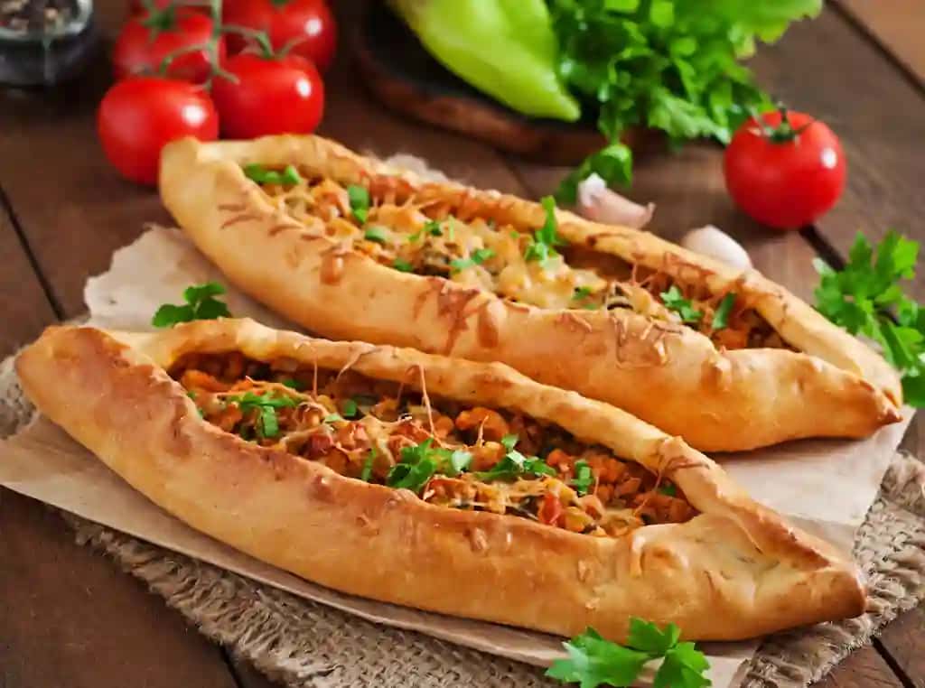 Go'shtli sabzavotlar bilan turk pide an'anaviy taom | Turkish pide traditional food with beef vegetables