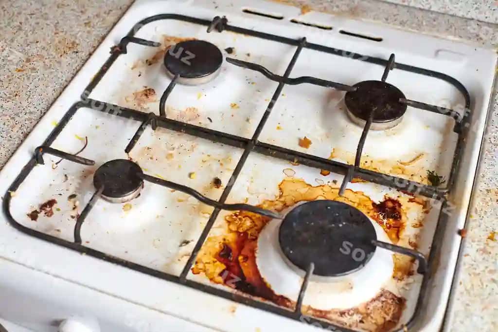 Ovqat qoldiqlari bilan iflos pechka, iflos gaz, yog'li dog'lar bilan oshxona plitasi, eski yog' dog'lari, qovurish joylari, yog' sachrashlari | Dirty stove with food leftovers unclean gas kitchen cooktop with greasy spots old fat stains fry spots oil splatters