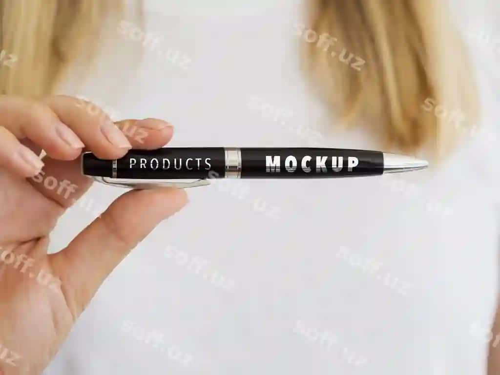 Ayol qora ruchka tutgan namuna | Woman holding black pen mock up