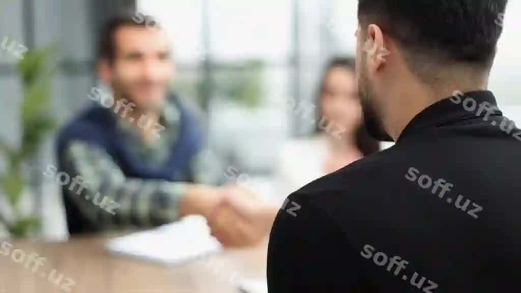 Bizznes odamlar stol atrofida o'tirgan, so'zlashmoqda, orqa tomondan ko'rinish. | Business people sitting table talking back view