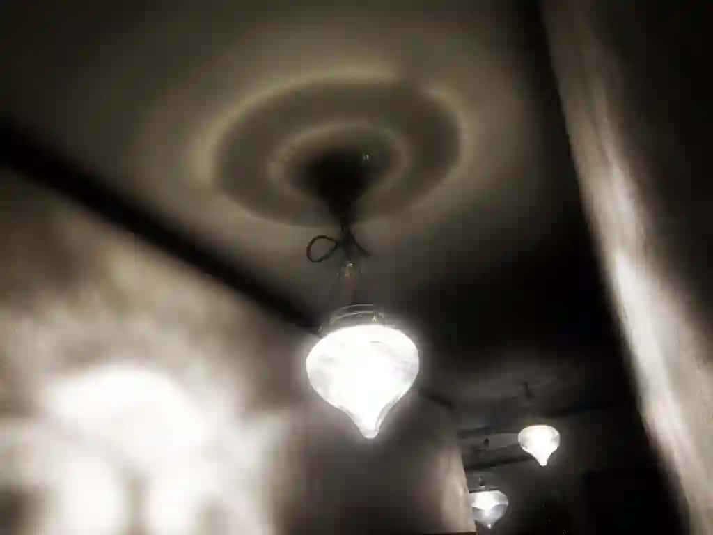 Shiftdan osilgan past burchakli yoritilgan qandil | Low angle view illuminated chandelier hanging from ceiling
