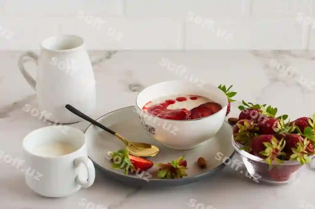 Mazali oatli guruch murdum bilan stol yaqin rasmi | Tasty oatmeal with strawberry table close up