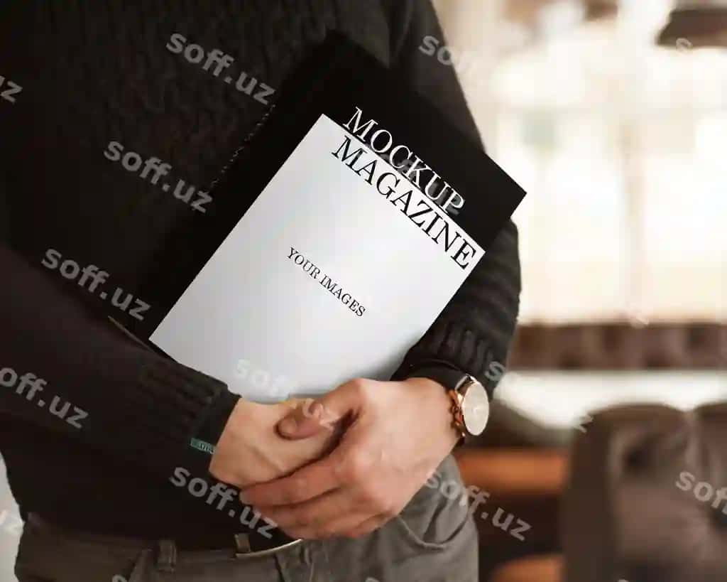 Er qora kitob mockup PSD ni tutmoqda, uning matnida mockup magazine yozilgan. | Man is holding black book mockup psd that says mockup magazine