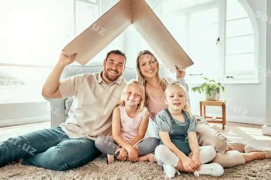Baxtli oila portreti qogoz konstruktsiyasi haqiqiy pul o'tkazmalar yangi uy ona baba bolalar tabassum shelter uy qatnovi birgalikda uy ipoteka | Happy family portrait cardboard roof real estate moving property investment new home mother father kids smile shelter apartment relocation together house mortgage
