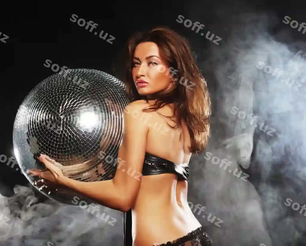 Qiz diskoteka to'pi bilan chekmoqda | Girl smoke with disco ball