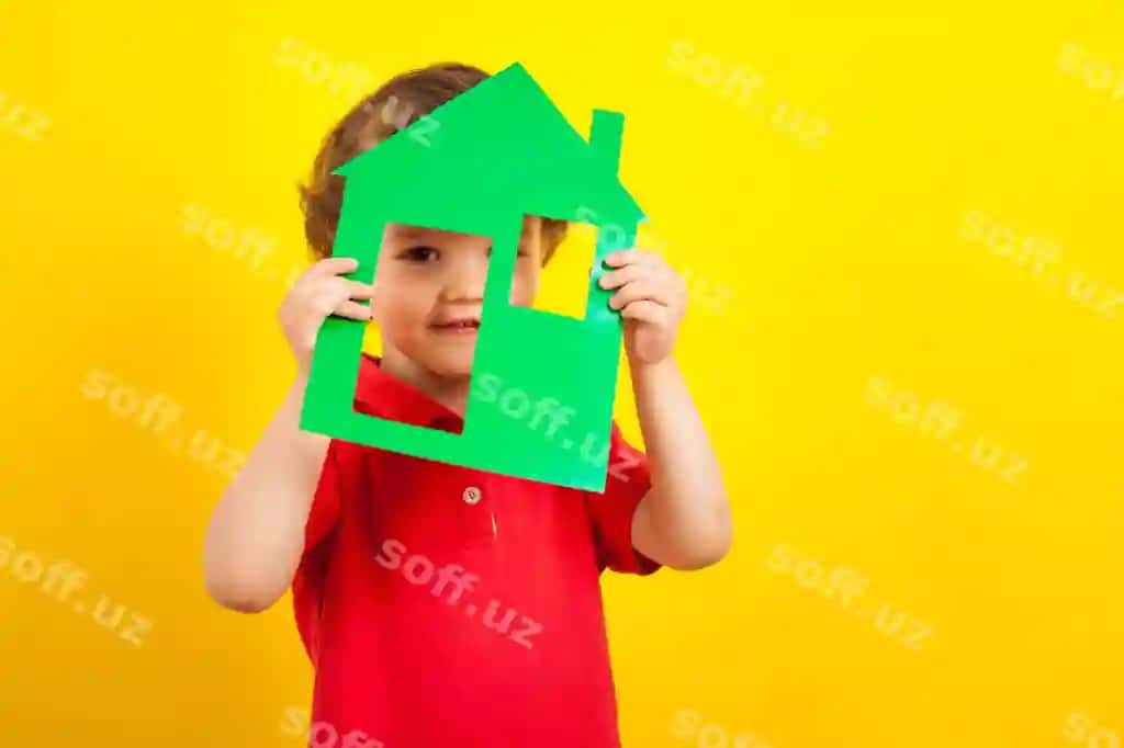 Kulboshli chiroyli bola qollari bilan yashil karton uyni tutadi. | Curly cute baby holds green cardboard house hands