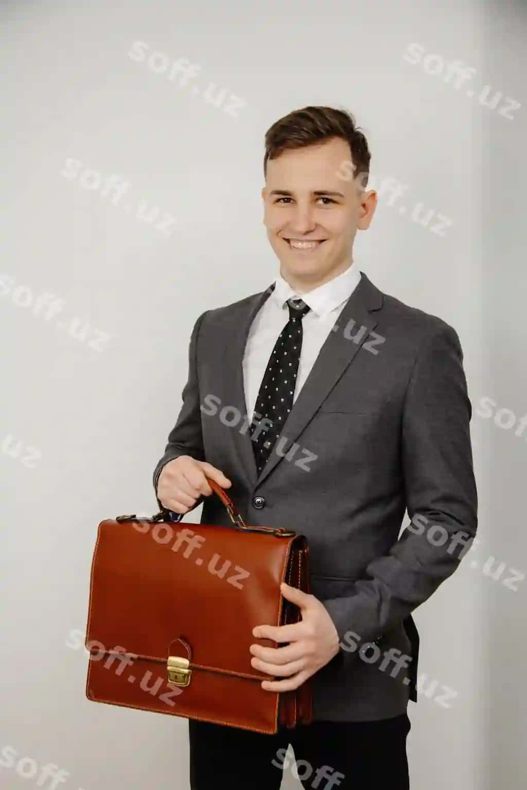 Biznesmen tutgan fayl maro biznesmen tushunchasi | Businessman holding briefcase maro businessman concept